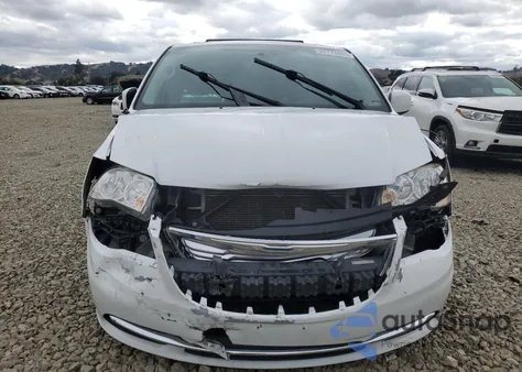 2015 Chrysler Town & Country Touring z USA, uszkodzony, nr VIN 2C4RC1BG9FR538953